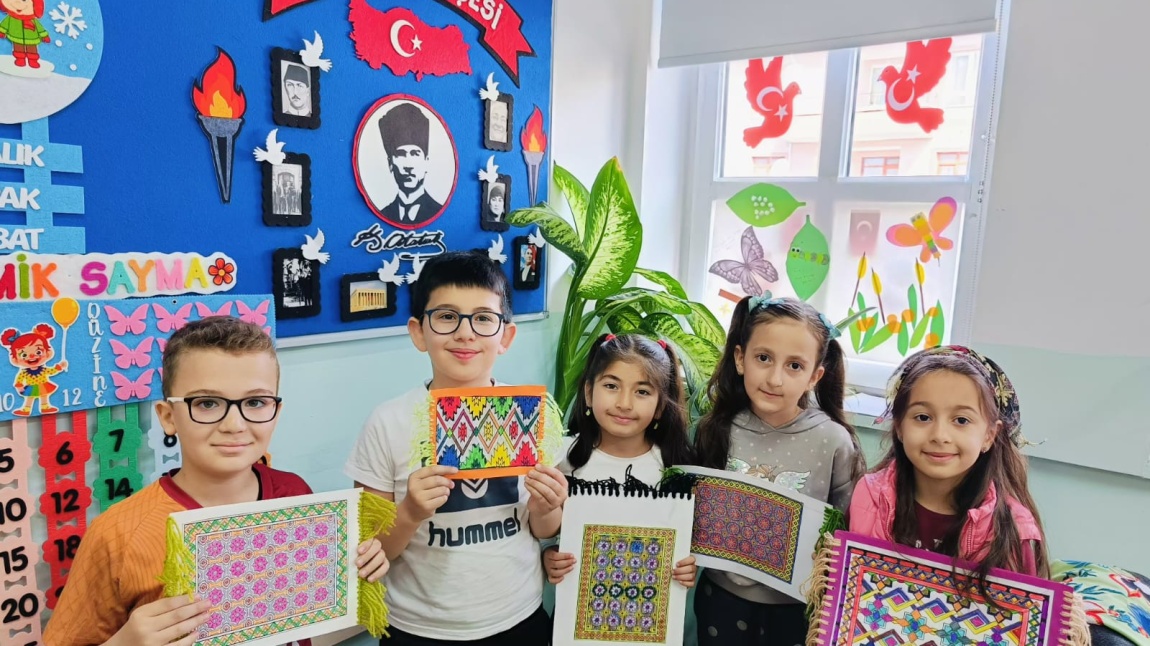 2B Sınıfı Kadim Türk Kültürümüzün Geleneksel Türk Kilim Motiflerini Renklendirdi